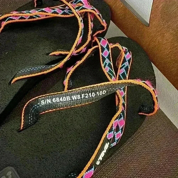 Teva Sandals size, used like a new, great for for relaxing summer looks - Picture 6 of 8